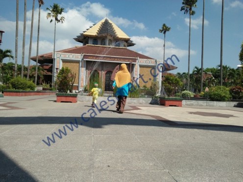 Bermain dan Jalan-jalan ke Masjid Kampus Universitas Gajah Mada Yogyakarta